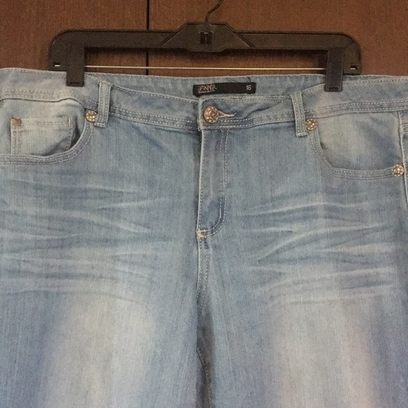 Light wash Straight Leg - Picture 3 of 5